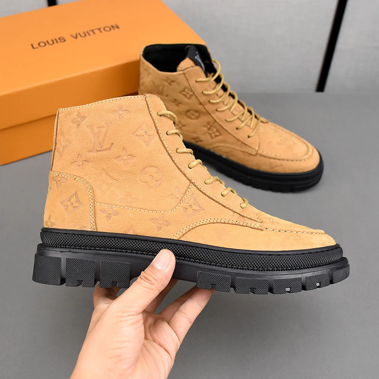 PP leather 240 gross 260👟👟👟LOUIS VUITTON LV donkey brand new thick-soled lace-up big-toe shoes men's casual shoes high-top short boots. These boots are made of waterproof nubuck to create a lightweight and comfortable shoe body. The trendy attitude of being both strong and soft makes it an everyday choice. ✔Upper: imported nubuck leather ✔Lining: sheepskin or wool ✔Outsole: molded outsole Size: 38-44